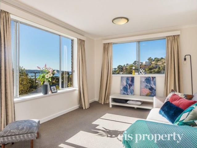 Tidy Two Bedroom Unit In South Hobart