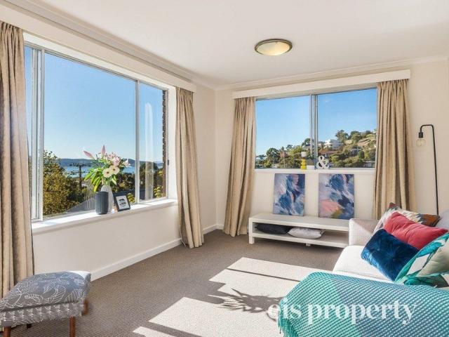 Tidy Two Bedroom Unit In South Hobart