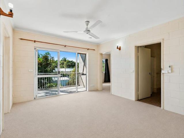 Tidy Top Floor 2 Bedroom Unit in Yorkeys Knob!