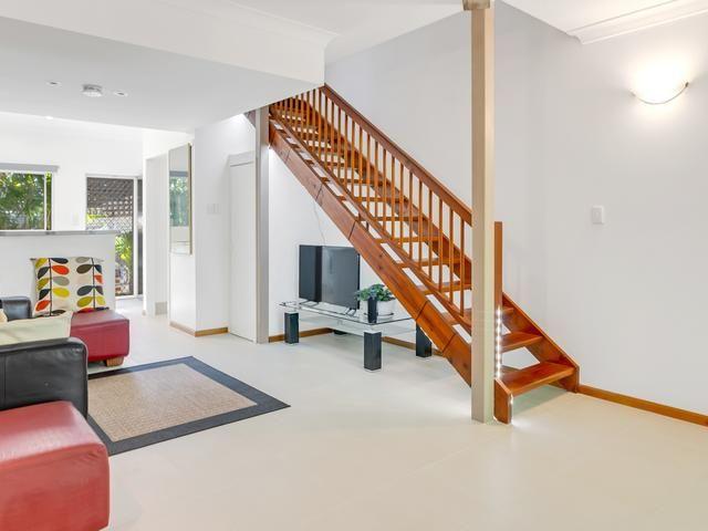 TIDY TOWNHOUSE IN THE HEART OF STRATFORD