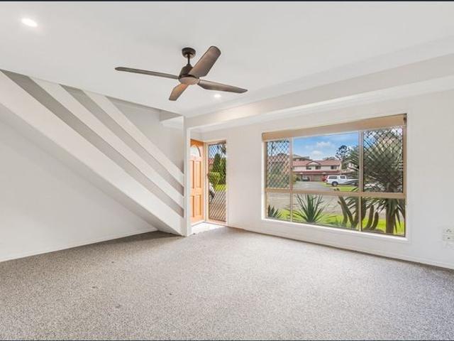 TIDY TOWNHOUSE IN CENTRAL LOCATION