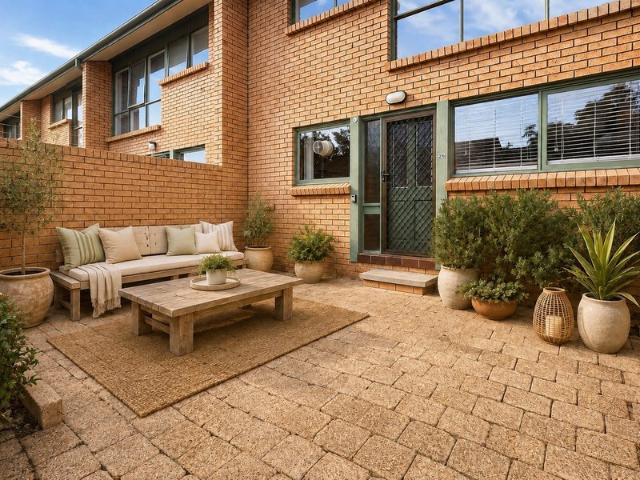 TIDY TOWNHOUSE JUST 300M FROM THE BEACH