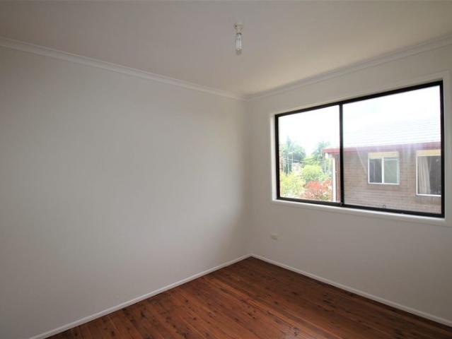 Tidy unit close to Logan Central