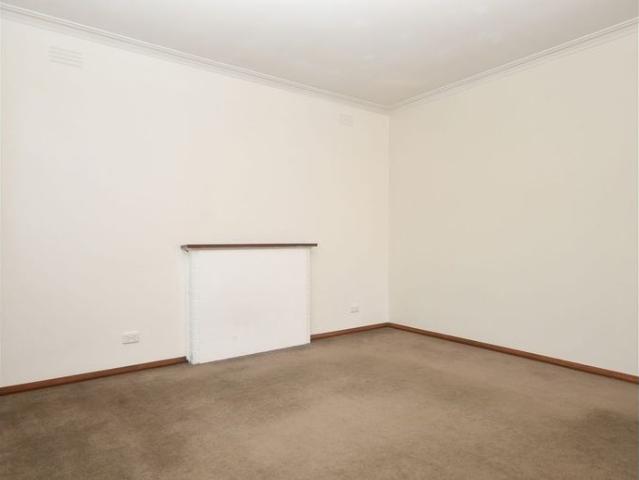 Tidy Unit Close to Shops & Amenities