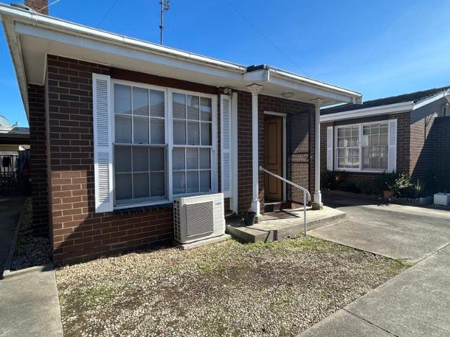 Tidy Unit Close to Shops & Amenities