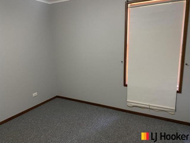 Tidy unit in great location!