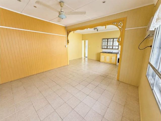TIDY UNIT IN TOWN WITHIN WALKING DISTANCE TO CBD