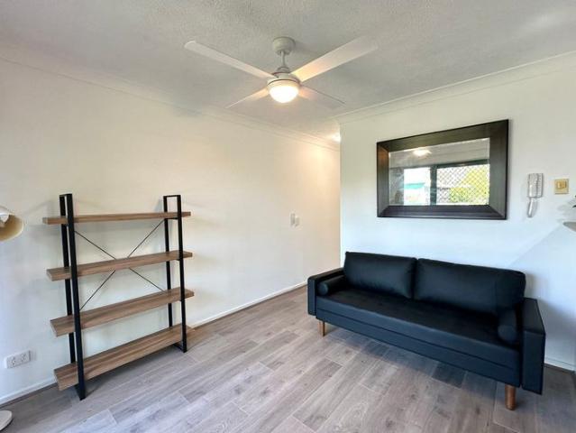 Tidy Updated 1 Bedroom Ground Floor Unit Prime Southport Location