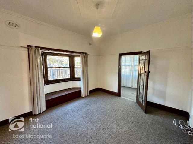 Tidy 1 Bedroom Unit in Convenient Mayfield Location