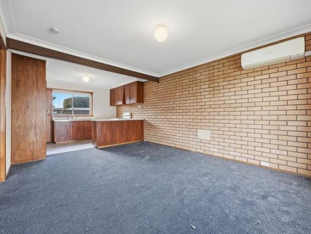 TIDY 1 BEDROOM UNIT IN QUIET COMPLEX