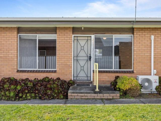 TIDY 1 BEDROOM UNIT IN QUIET COMPLEX