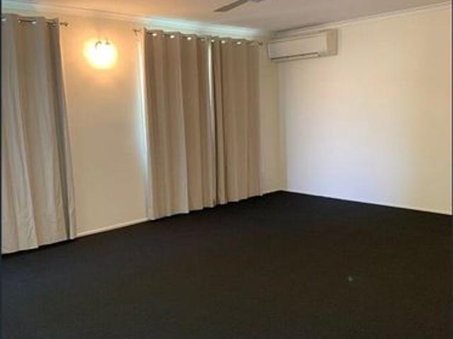 Tidy 2 Bedroom Unit Close to Town