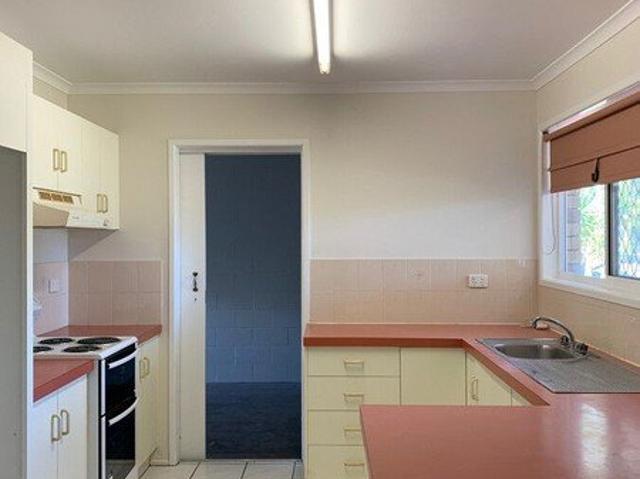 Tidy 2 Bedroom Unit Close to Town