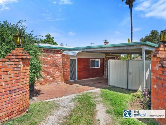 Tidy 2 bedroom cottage close to CBD