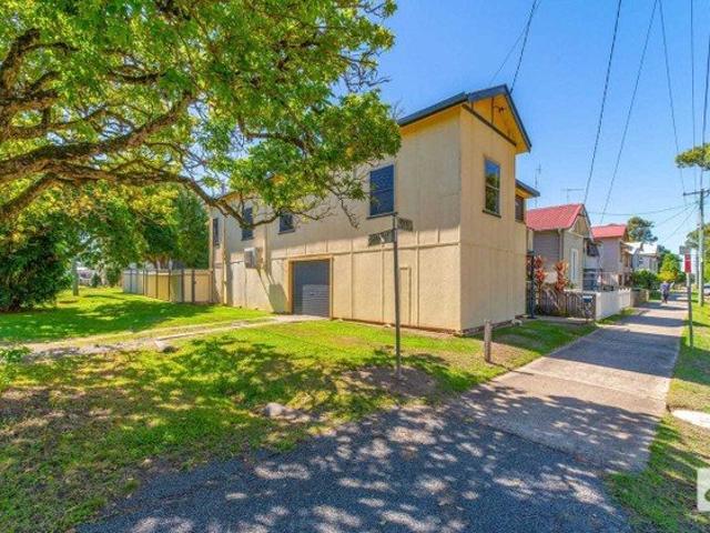 Tidy 2 Bedroom House with Spacious Yard