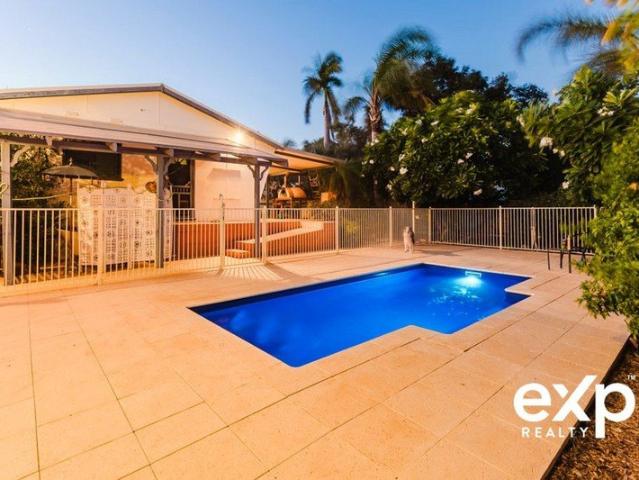 Tidy 3 x 2 with pool close to town!