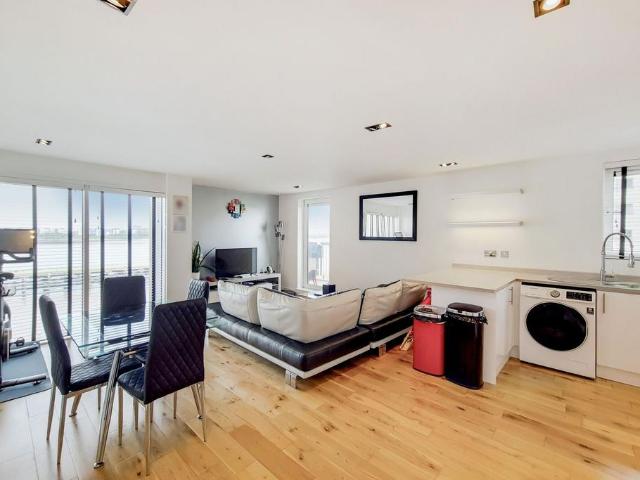 Tideslea Tower, Woolwich, London, SE28 2 bed flat to rent £2,070 pcm £478 pw