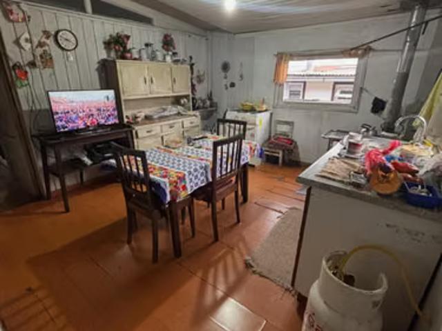 Buena locomocion con jardin y reja metalica y estacionamiento | 3 dormitorios por 75000. 00 en Padre las Casas