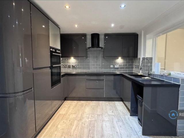 Tiffany Close, Bletchley, Milton. 3 bed terraced house to rent £1,525 pcm £352 pw