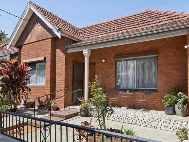 Tightly held double brick delight in a prime location