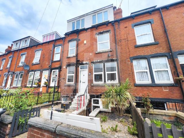 Tilbury Mount, Leeds LS11 3 bed terraced house to rent £1,100 pcm £254 pw