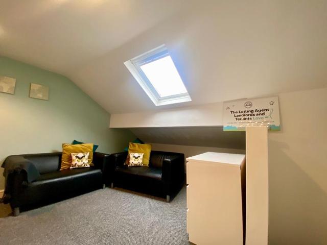 Tilbury Street, Oldham, 7 bed house share to rent £525 pcm £121 pw