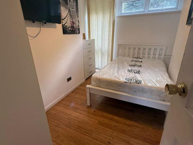 Tildesley Road, London, SW15 1 bed in a house share to rent £850 pcm £196 pw