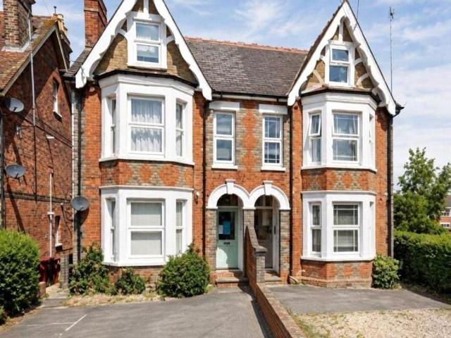 Tilehurst Road, Berkshire RG30 Studio to rent £750 pcm £173 pw