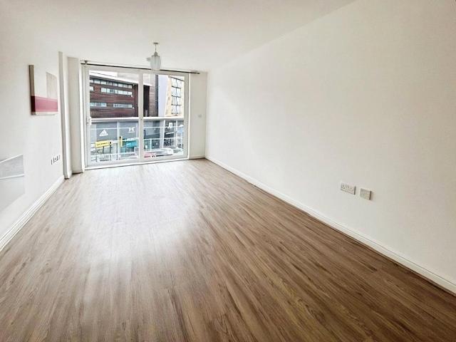 Tilley Road, Feltham, TW13 2 bed apartment to rent £1,700 pcm £392 pw