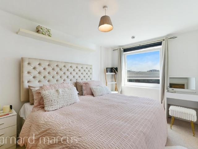 Tilley Road, FELTHAM 2 bed flat to rent £1,650 pcm £381 pw