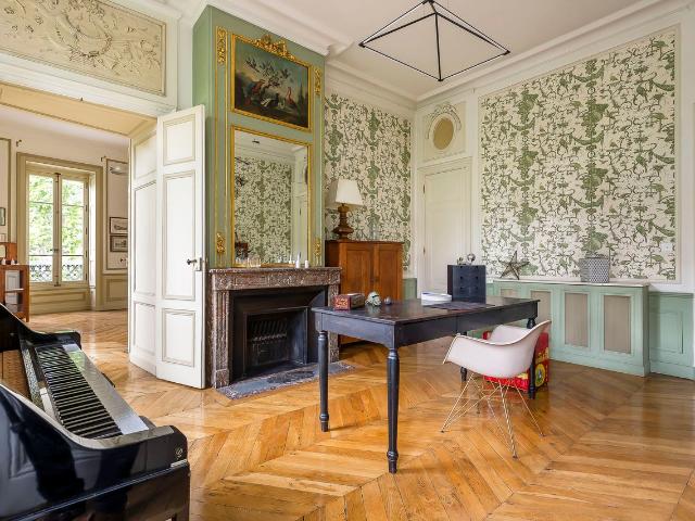 Tilsitt T4 with balcony, Lyon Amsterdam Apartments for Rent