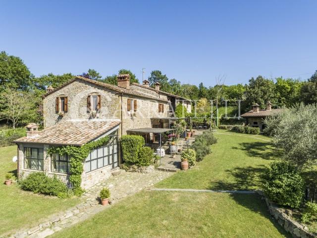 Tipico casale in stile Toscano panoramico di 380 mq a Passig. 390m² Passignano sul Trasimeno