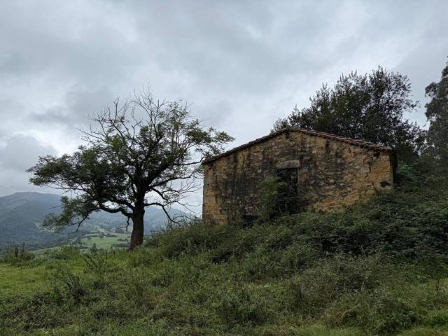 típica cabaña de piedra en Lloreda de Cayón