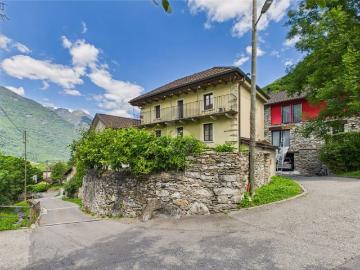 TIPICA CASA TICINESE SOLEGGIATA CON GIARDINO