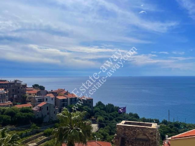 Tipica Casa Ligure Ristrutturata con Vista Mare in Vendita a. 90m² Cipressa
