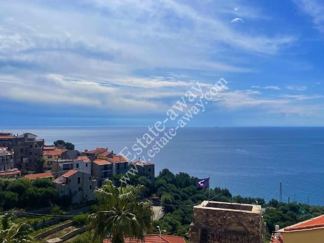 Tipica Casa Ligure Ristrutturata con Vista Mare in Vendita a. 90m² Cipressa