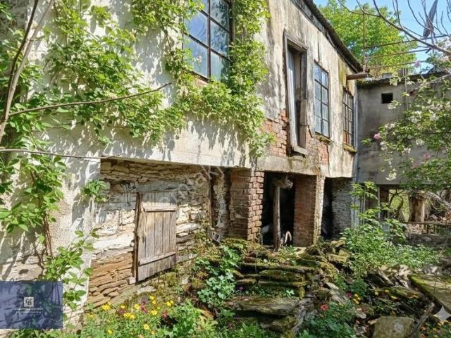 Tire Cambazlıda 657 M² Arsa İçinde Müstakil Taş Ev Ve Cevizlik