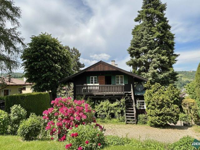 Tirolerhaus auf großem Grundstück und herrlichem Weitblick über die Weinberge
