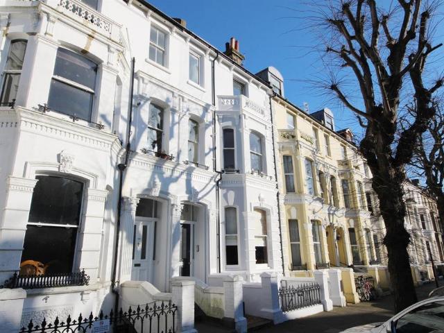 Tisbury Road, HOVE 2 bed flat to rent £1,550 pcm £358 pw