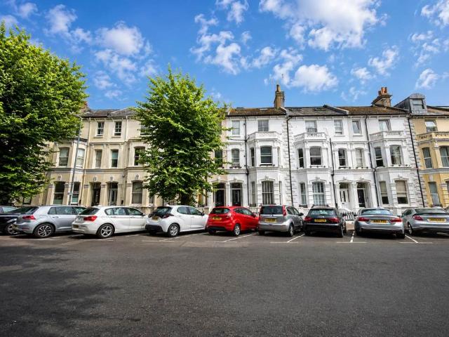 Tisbury Road, Hove, East Sussex 2 bed flat to rent £1,550 pcm £358 pw