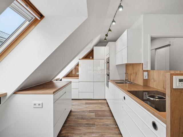 Tischlerqualität und Westterrasse: Helle 2 Zimmer Wohnung im Dachgeschoss