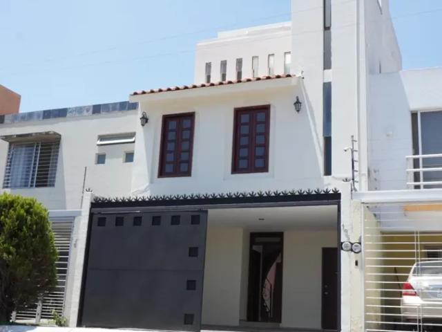 Título: Casa en Renta en Centinela, Zapopan | 4 Recámaras, Roof Garden y Cochera para 2 Autos