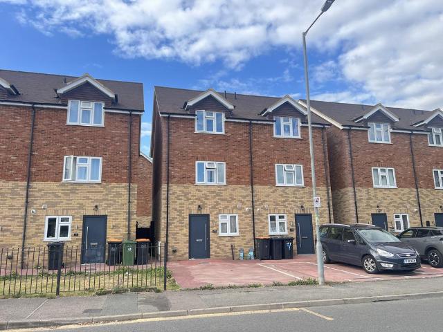Tithe Farm Road, Houghton Regis LU5 4 bed semi detached house to rent £2,050 pcm £473 pw