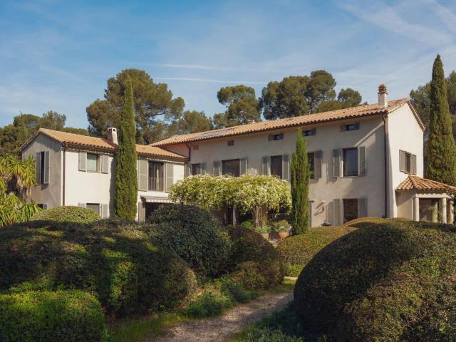 Titre: un domaine historique surplombant la mer 390m² Le Pradet