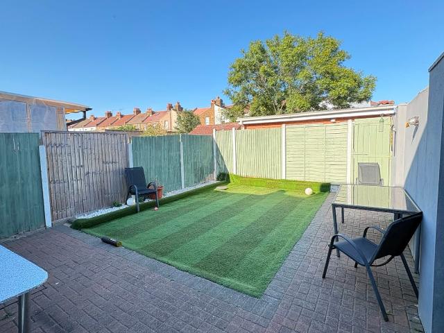 Tiverton Road, Hounslow TW3, 1 bed flat to rent, £1,600 pcm | PrimeLocation