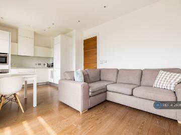 Tizzard Grove, London, SE3 2 bed flat to rent £2,350 pcm £542 pw