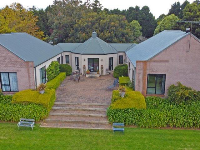 TO THE MANOR BORN. A PRIVATE OASIS IN ROBERTSON !