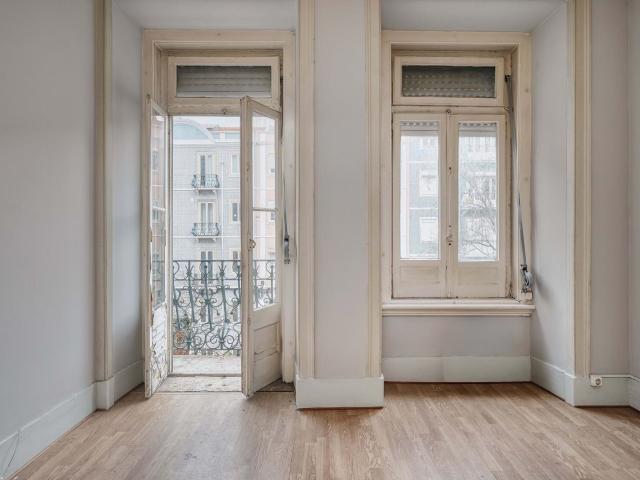 To Buy / Invest T3 | Av. Almirante Reis 76m² Arroios