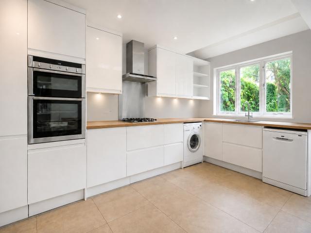 To Let 3 bedroom Detached house, Spencer Road, London £3,200 pcm