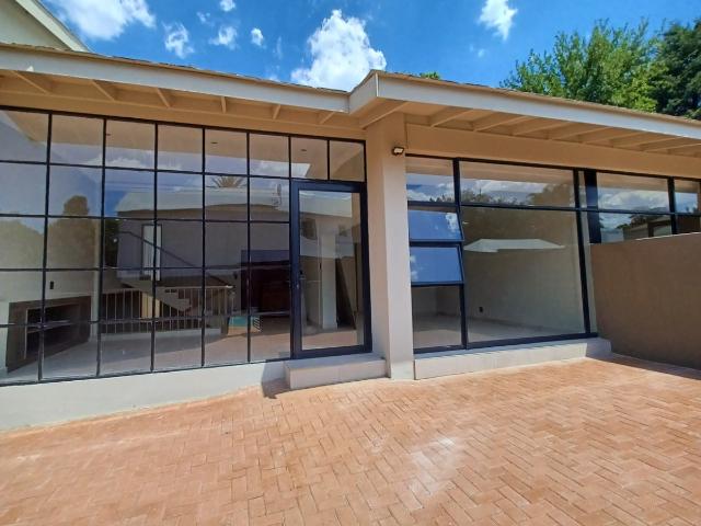 To Let 3 Bedroom / 2 Bathroom House in Houghton Estate